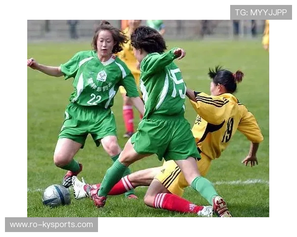 女足比赛球队士气高昂，备战如火如荼，女足队员